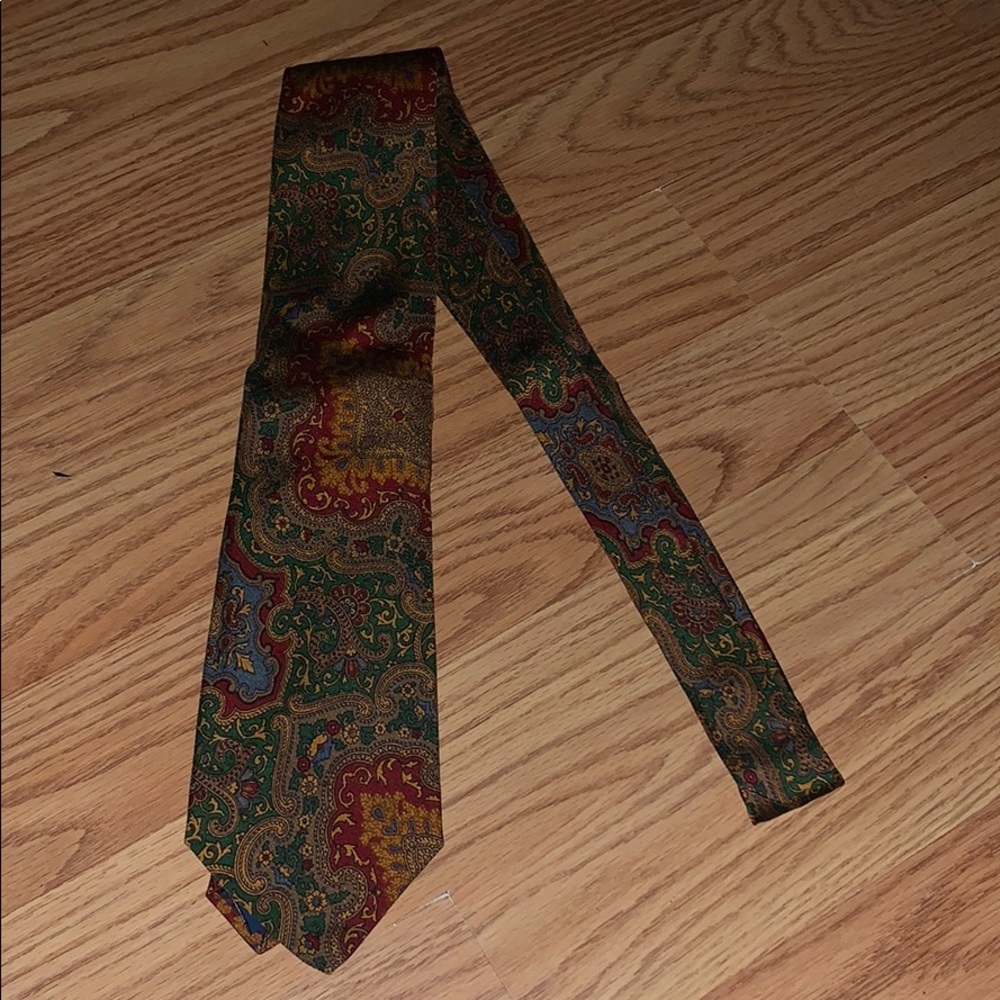 Ralph Lauren palsy colored men’s tie perfect for the upcoming holidays